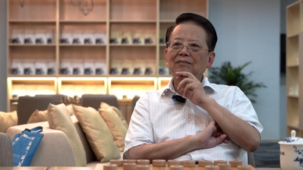 Hu Ronghua in an interview setting