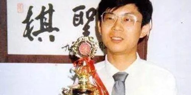 A young Li Laiqun holding a trophy